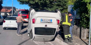 Fiat 500 si ribalta in un incidente in via Sant’Onofrio