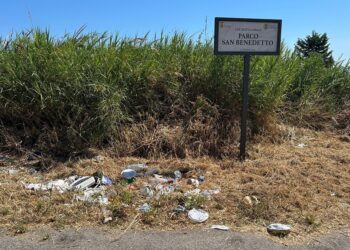 L’inciviltà sfregia due gioielli della costa: rifiuti sulla spiaggia di San Nicola e nel Parco San Benedetto