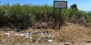 L’inciviltà sfregia due gioielli: rifiuti sulla spiaggia di San Nicola e nel Parco San Benedetto