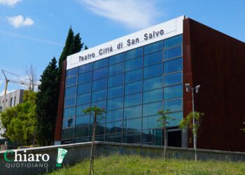 “Teatro Città di San Salvo”, installata la scritta sulla struttura in via di completamento