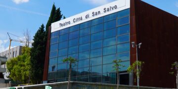 “Teatro Città di San Salvo”, installata la scritta sulla struttura in via di completamento
