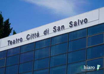 “Teatro Città di San Salvo”, installata la scritta sulla struttura in via di completamento