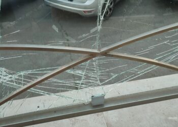 Vandali sul lungomare si accaniscono ancora contro le vetrate