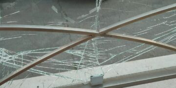 Vandali sul lungomare si accaniscono ancora contro le vetrate