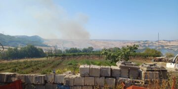 Incendio tra i campi a Fresagrandinaria, vigili del fuoco in azione