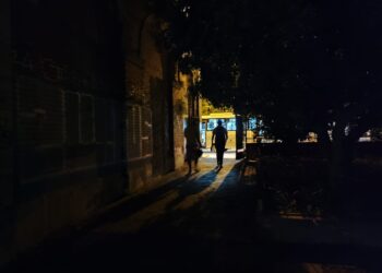 Per arrivare alla navetta i turisti si fanno luce col cellulare: buio pesto nell’ex stazione