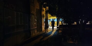 Per arrivare alla navetta i turisti si fanno luce col cellulare: buio pesto nell’ex stazione