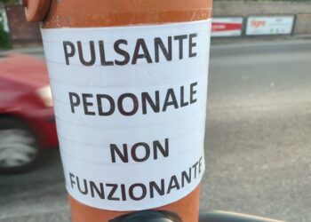 Il semaforo è un po’ meno intelligente: dopo tre giorni di rischi per i pedoni spunta l’avviso