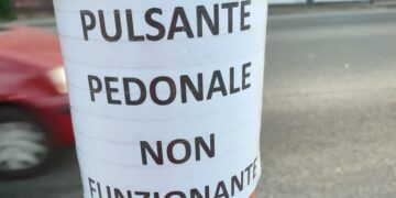 Il semaforo è un po’ meno intelligente: dopo tre giorni di rischi per i pedoni spunta l’avviso
