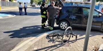 Ciclista 41enne muore investito da un’auto che si schianta contro un palo