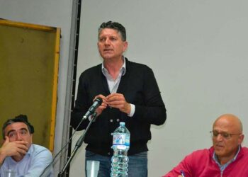 Il commosso ultimo saluto a Emilio Di Cola, «Grazie per l’umanità con cui ci sei stato»