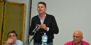 Il commosso ultimo saluto a Emilio Di Cola, «Grazie per l’umanità con cui ci sei stato»
