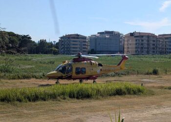 Ha un malore in spiaggia, turista soccorso dall’eliambulanza a San Salvo Marina