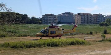 Ha un malore in spiaggia, turista soccorso dall’eliambulanza a San Salvo Marina