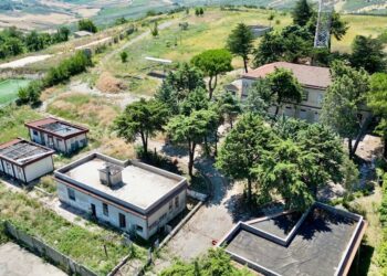 Un buco nella rete dell’ex caserma: già danneggiato il nuovo campo da calcetto