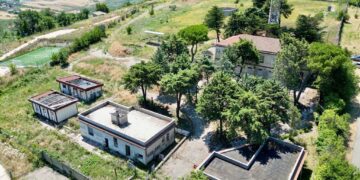Un buco nella rete dell’ex caserma: già danneggiato il nuovo campo da calcetto