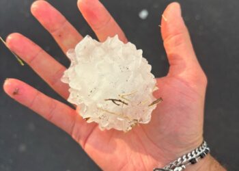 Grandine devastante nell’entroterra, moto ondoso anomalo lungo la costa: danni e disagi