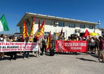 Il sit-it dell’Usb davanti alla Arca Defense: «Ricollocare i lavoratori in produzioni civili sicure»