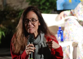 Michela Marzano scende dal palco e dialoga con il pubblico: «I giovani non si sentono visti, ascoltiamoli»