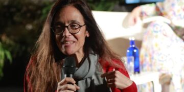 Michela Marzano scende dal palco e dialoga con il pubblico: «I giovani non si sentono visti, ascoltiamoli»