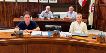 Video di Menna sulle deiezioni canine, FdI e Forza Italia: «Dubbio gusto». Scatta l’interrogazione