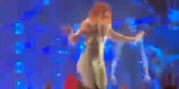 Noemi cade dal palco, trasferita in ambulanza. Concerto sospeso a San Salvo Marina