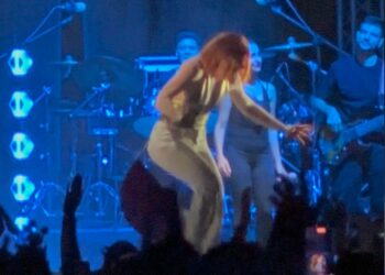 Caduta dal palco durante il concerto: per Noemi fratture non gravi, 30 giorni di prognosi