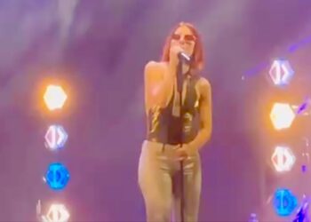Noemi cade dal palco, trasferita in ambulanza. Concerto annullato a San Salvo Marina