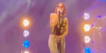 Noemi cade dal palco, trasferita in ambulanza. Concerto annullato a San Salvo Marina