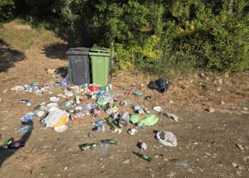 Il weekend degli incivili: nel Parco San Benedetto resta l’immondizia dei bivacchi