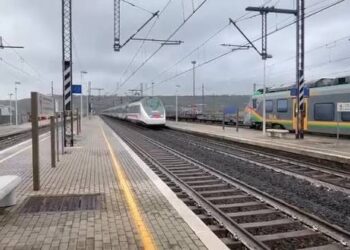 Treni fermi e lunghi ritardi: centinaia di viaggiatori al caldo, malore per una donna incinta