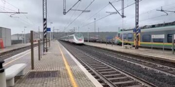 Treni fermi e lunghi ritardi: centinaia di viaggiatori al caldo, malore per una donna incinta