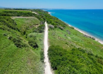 Voragine colmata, ma un tratto di Via Verde resta chiuso: c’è un altro sbarramento