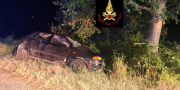 Auto esce di strada nella notte, un ferito trasportato in ospedale