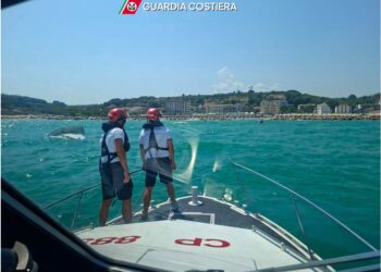 Barca a vela si ribalta in mare, quattro persone salvate dalla guardia costiera di Ortona