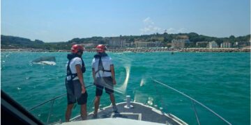 Barca a vela si ribalta in mare, quattro persone salvate dalla guardia costiera di Ortona