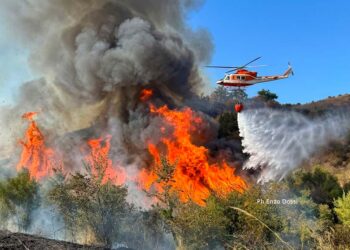Nuovo incendio in contrada Forconi, intervento dell’elicottero dei vigili del fuoco