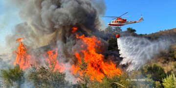 Nuovo incendio in contrada Forconi, intervento dell’elicottero dei vigili del fuoco