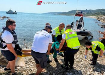 Cade dai frangiflutti, bagnante soccorso dalla guardia costiera a Ortona