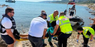 Cade dai frangiflutti, bangnante soccorso dalla guardia costiera a Ortona