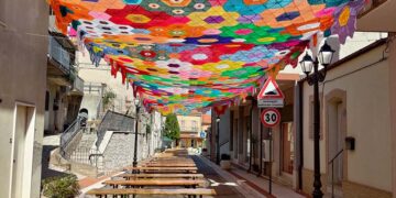 A Lentella va in scena la 38ª Sagra della porchetta sotto il “cielo fiorito” delle uncinettine
