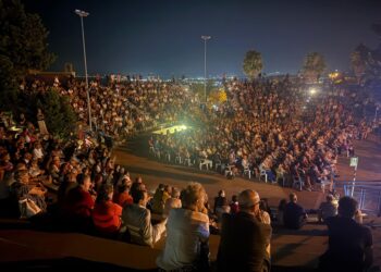 Arena Morricone piena per “Attòcch’ a mmà”, nuovo successo degli Amici a teatro