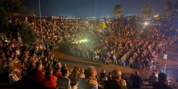 Arena Morricone piena per “Attòcch’ a mmà”, nuovo successo degli Amici a teatro
