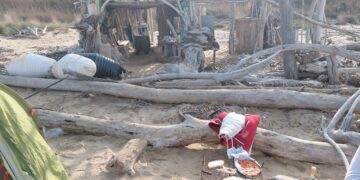 Punta Penna, voci sull’abbattimento di capanne e sculture in legno. Barisano: «Non è ancora deciso»