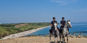 Carabinieri a cavallo sul litorale Vastese: «Rivolgetevi a noi per segnalazioni e necessità»