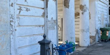 Cimitero, FdI e Forza Italia: «Disservizi e degrado, serve più rispetto per i nostri cari»