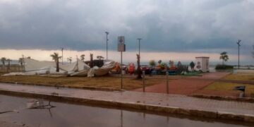 Pioggia e vento: a San Salvo Marina rami spezzati, ombrelloni e gazebo divelti. Notte di Vasco rinviata