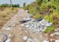 Vasto, questa strada è una discarica: 150 metri di rifiuti di ogni genere