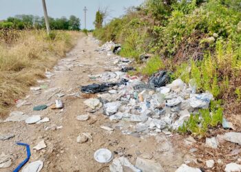 Vasto, questa strada è una discarica: 150 metri di rifiuti di ogni genere