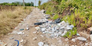 Vasto, questa strada è una discarica: 150 metri di rifiuti di ogni genere